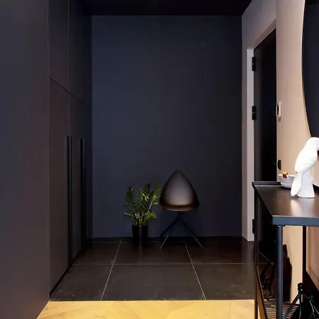 Exclusive In Heart Of Town Apartment *