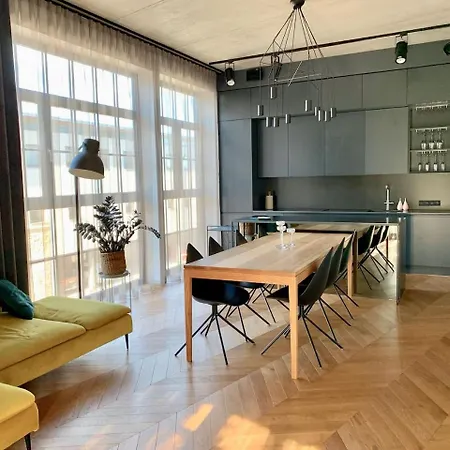 Exclusive In Heart Of Town Apartment *